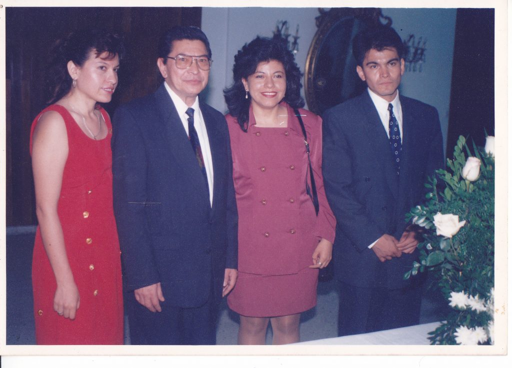 Isaac Sandoval con sus tres hijos, Carmen Dunia, Ada Vania y Franz Isaac